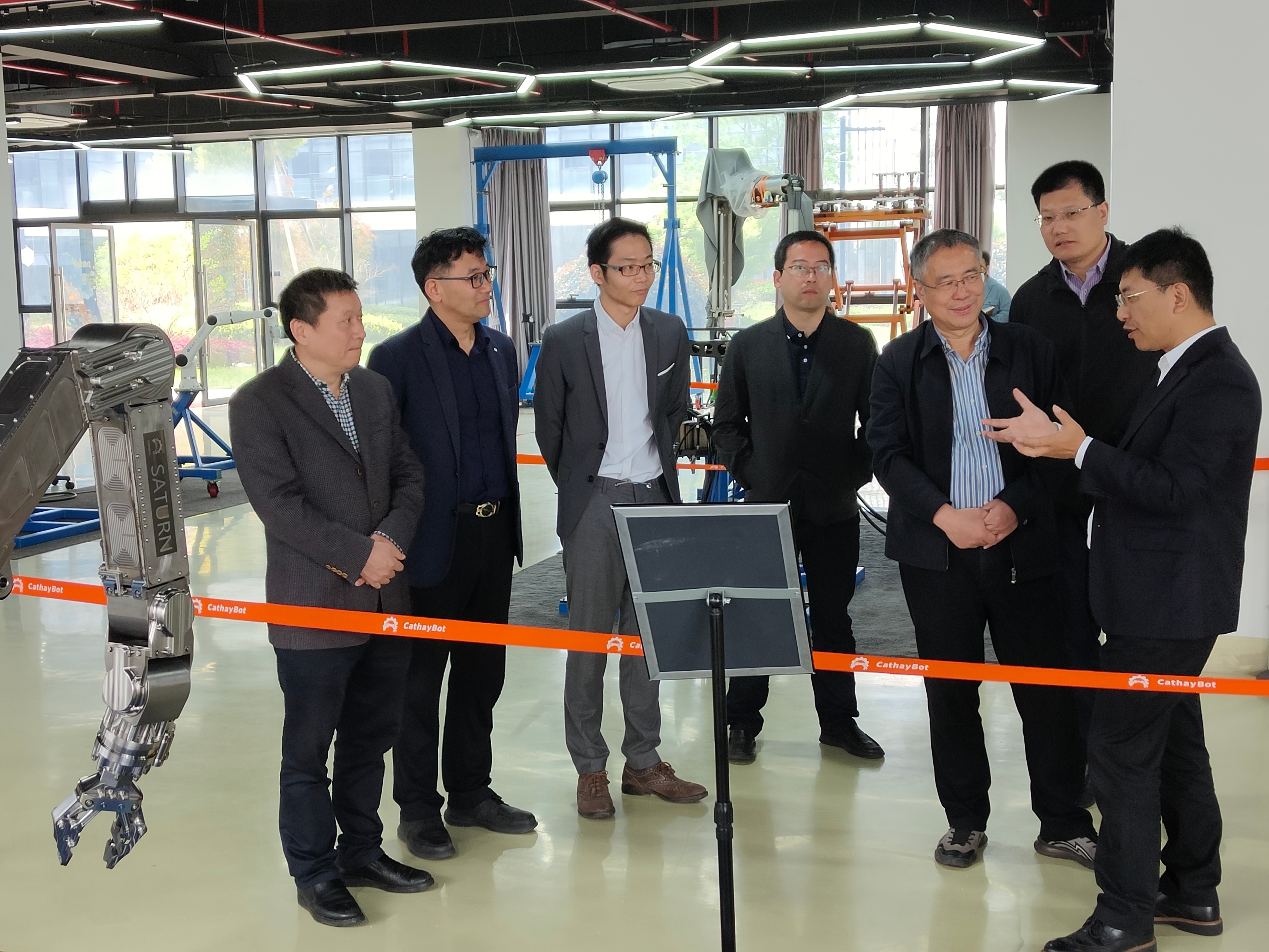 省人大常委会委员、教科文卫委副主任委员蒋国俊一行到访云顶集团贵宾会调研考察